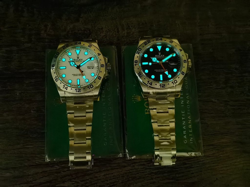 Brilliant blue Swiss Chromalight luminescence on the VSF Explorer II 226570
