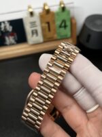 VS Factory (V2) Rolex Day-Date 40mm Rose Gold Olive Green Sunburst Roman Dial Fluted Bezel President Bracelet (228235) 1:1 Super Clone – DD3255 Movement - Image 5