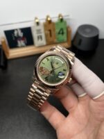 VS Factory (V2) Rolex Day-Date 40mm Rose Gold Olive Green Sunburst Roman Dial Fluted Bezel President Bracelet (228235) 1:1 Super Clone – DD3255 Movement - Image 3