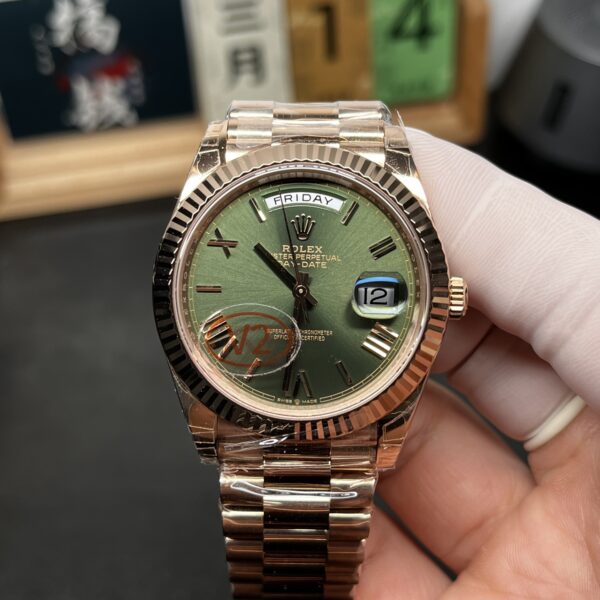 VS Factory (V2) Rolex Day-Date 40mm Rose Gold Olive Green Sunburst Roman Dial Fluted Bezel President Bracelet (228235) 1:1 Super Clone – DD3255 Movement