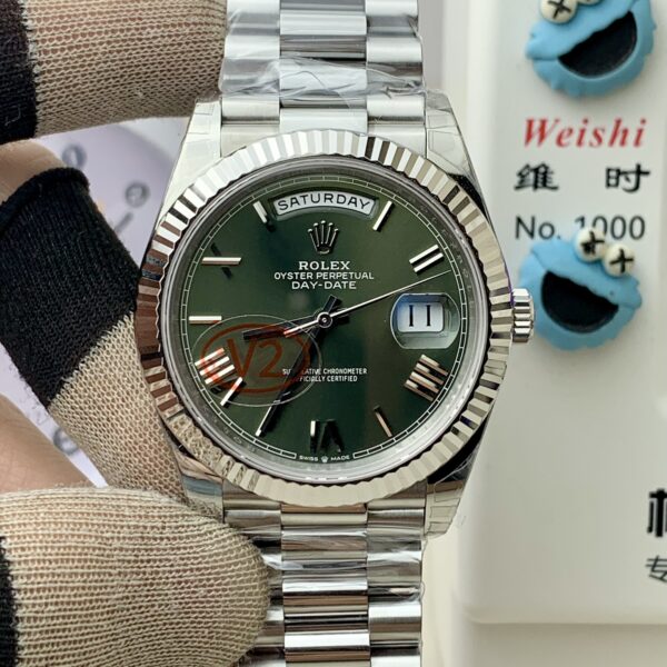 VS Factory (V2) Rolex Day-Date 40mm White Gold Olive Green Sunburst Roman Dial Fluted Bezel President Bracelet (228239) 1:1 Super Clone – DD3255 Movement