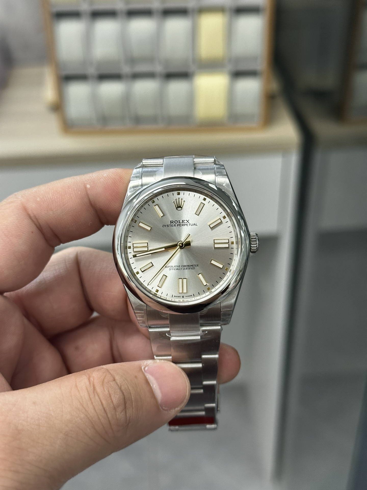vsf-12742-fa4a152012-i1696581152_8676_0-1 VS Factory Rolex Oyster Perpetual 41mm Silver Sunburst Dial (Gold Accents) Smooth Bezel Oyster Bracelet (124300) 1:1 Super Clone – DD3230 Movement - Image 1