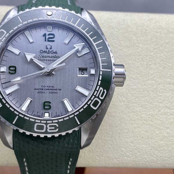 VS Factory Omega Seamaster Planet Ocean 600M 43.5mm Grey Dial Green Ceramic Bezel Green Rubber Strap (215.32.44.21.06.001) 1:1 Super Clone – DD8900 Movement