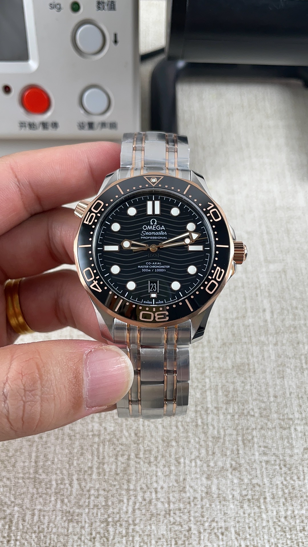 vsf-13137-0525ba8c6a-i1741756717_2296_4-1 VS Factory Omega Seamaster Diver 300M 42mm Two-Tone 18K Sedna Gold Black Wave Dial (210.20.42.20.01.001) 1:1 Super Clone – DD8800 Movement - Image 1