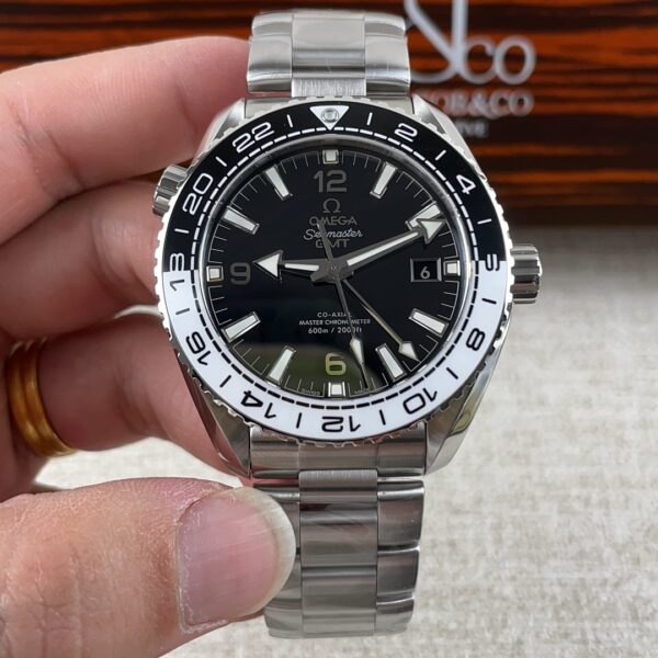VS Factory Omega Seamaster Planet Ocean 600M GMT 43.5mm “Tai Chi” Black/White Bezel (215.30.44.22.01.001) 1:1 Super Clone – DD8906 Movement