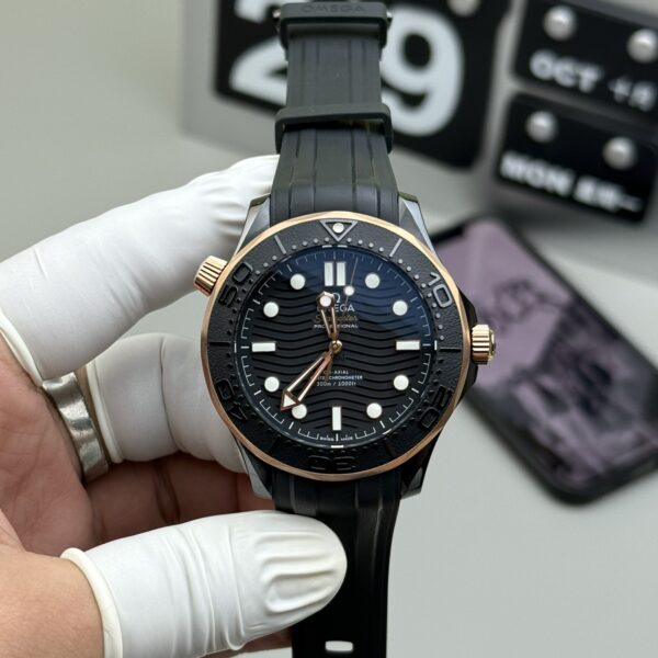 VS Factory Omega Seamaster Diver 300M 43.5mm Black Ceramic & Sedna Gold (210.62.44.20.01.001) 1:1 Super Clone – DD8806 Movement