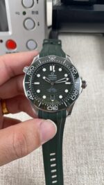 VS Factory Omega Seamaster Diver 300M “Seaweed Green” (210.32.42.20.10.001) 1:1 Super Clone – DD8800 Movement - Image 4