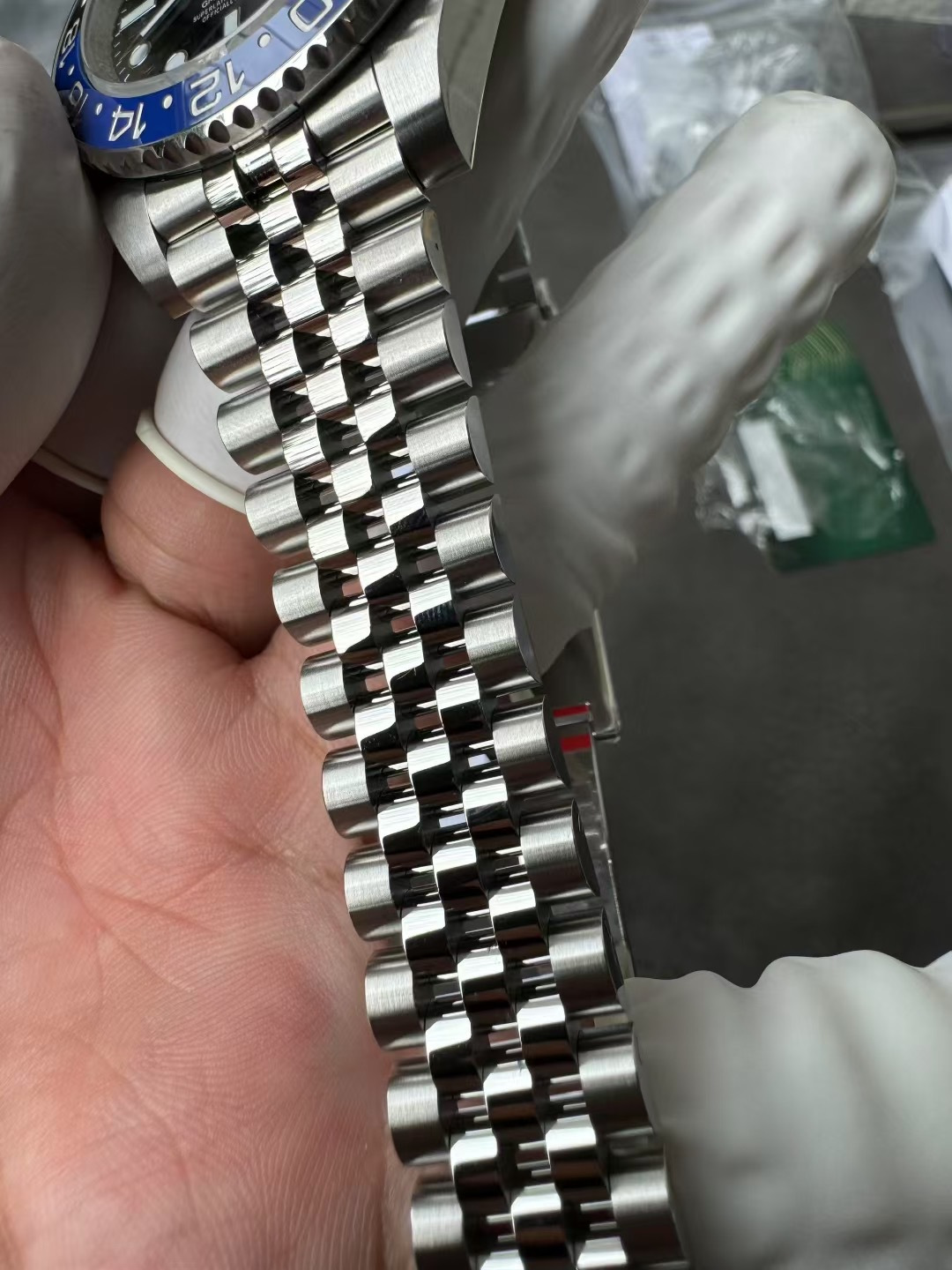 View of the VSF five-link Jubilee bracelet link articulation and satin finishing