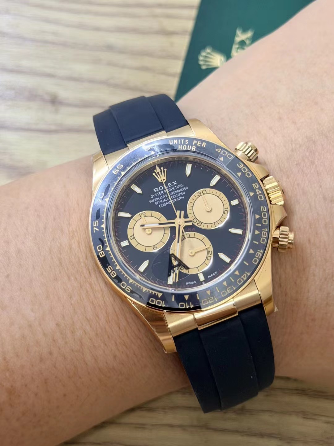 On-wrist showcase of the VSF Daytona 126508 full gold bracelet link articulation