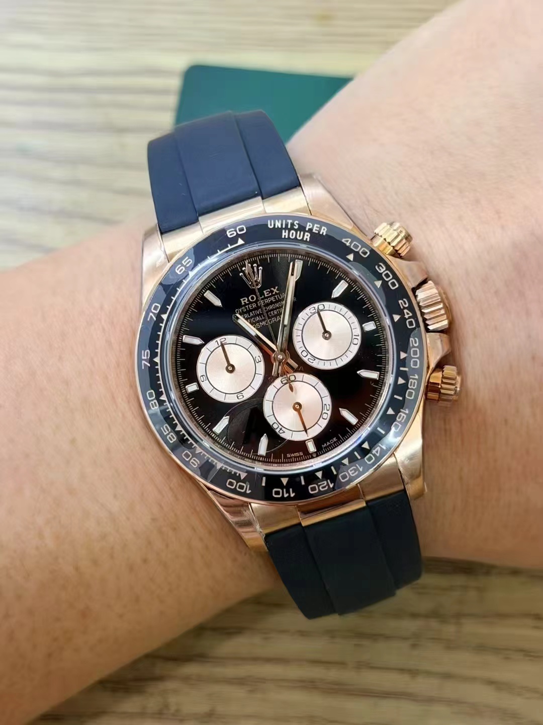  VS Factory Daytona 126515LN Everose Gold with black dial and leather-soft Oysterflex strap